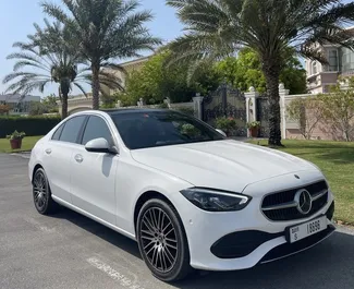 Vista frontal de un Mercedes-Benz C200 de alquiler en Dubai, EAU ✓ Coche n.º 8559. ✓ Automático TM ✓ 0 opiniones.