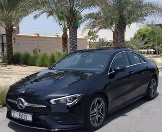 Vista frontal de un Mercedes-Benz CLA200 de alquiler en Dubai, EAU ✓ Coche n.º 8560. ✓ Automático TM ✓ 0 opiniones.