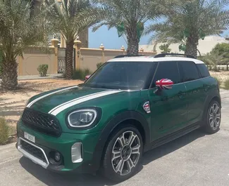 Vista frontal de un Mini Countryman Cooper S de alquiler en Dubai, EAU ✓ Coche n.º 8562. ✓ Automático TM ✓ 0 opiniones.