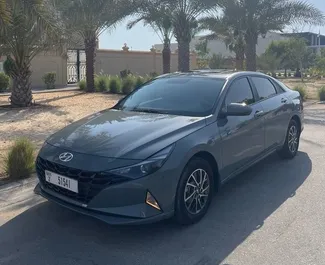 Vista frontal de un Hyundai Elantra de alquiler en Dubai, EAU ✓ Coche n.º 8619. ✓ Automático TM ✓ 1 opiniones.