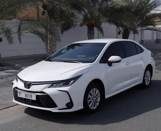 Sprednji pogled najetega avtomobila Toyota Corolla Sedan v v Dubaju, ZAE ✓ Avtomobil #8621. ✓ Menjalnik Samodejno TM ✓ Mnenja 0.