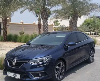 Vista frontal de un Renault Megane Sedan de alquiler en Dubai, EAU ✓ Coche n.º 8620. ✓ Automático TM ✓ 1 opiniones.