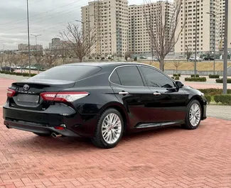 Toyota Camry 2020 automašīnas noma Armēnijā, iezīmes ✓ Benzīns degviela un 249 zirgspēki ➤ Sākot no 56 USD dienā.