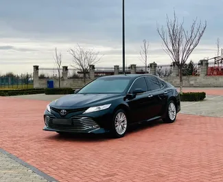 Vista frontal de un Toyota Camry de alquiler en Ereván, Armenia ✓ Coche n.º 8702. ✓ Automático TM ✓ 0 opiniones.