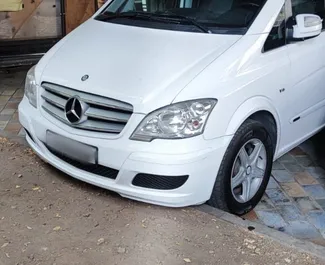 Vista frontal de un Mercedes-Benz V250 de alquiler en Ereván, Armenia ✓ Coche n.º 8705. ✓ Automático TM ✓ 0 opiniones.