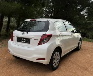 在 在黑山 租赁 Toyota Yaris 2013 汽车，特点包括 ✓ 使用 Petrol 燃料和 100 马力 ➤ 起价 30 EUR 每天。