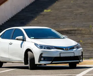 Vista frontal de um aluguel Toyota Corolla Sedan em Yerevan, Arménia ✓ Carro #9068. ✓ Transmissão Automático TM ✓ 0 avaliações.