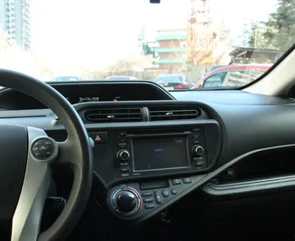 Intérieur de Toyota Prius C à louer en Géorgie. Une excellente voiture de 5 places avec une transmission Automatique.