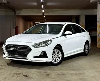 Sprednji pogled najetega avtomobila Hyundai Sonata v v Bakuju, Azerbajdžan ✓ Avtomobil #9089. ✓ Menjalnik Samodejno TM ✓ Mnenja 0.