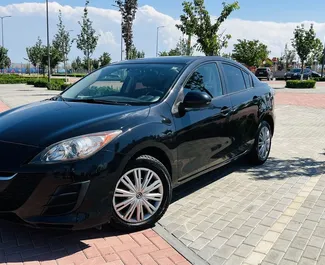 Vista frontal de un Mazda 3 de alquiler en Ereván, Armenia ✓ Coche n.º 9120. ✓ Automático TM ✓ 0 opiniones.