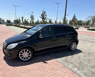 Sprednji pogled najetega avtomobila Mercedes-Benz B-Class v v Erevanu, Armenija ✓ Avtomobil #9122. ✓ Menjalnik Samodejno TM ✓ Mnenja 0.