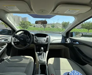 Interior do Ford Focus para aluguer na Arménia. Um excelente carro de 5 lugares com transmissão Automático.