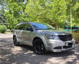 Vista frontal de un Dodge Journey de alquiler en Ereván, Armenia ✓ Coche n.º 9055. ✓ Automático TM ✓ 0 opiniones.