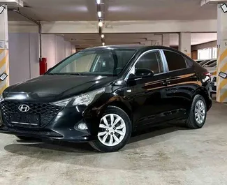 Sprednji pogled najetega avtomobila Hyundai Accent v v Bakuju, Azerbajdžan ✓ Avtomobil #9090. ✓ Menjalnik Samodejno TM ✓ Mnenja 0.