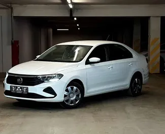 Predný pohľad na prenajaté auto Volkswagen Polo Sedan v v Baku, Azerbajdžan ✓ Auto č. 9077. ✓ Prevodovka Automatické TM ✓ Hodnotenia 0.