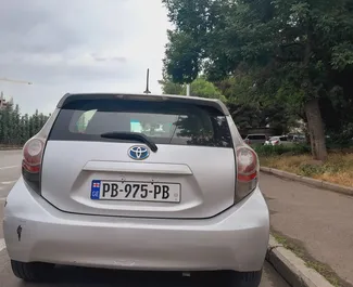 Toyota Prius C noma. Ekonomiskā, Komforta automašīna nomai Gruzijā ✓ Depozīts 40 GEL ✓ Apdrošināšanas iespējas: TPL, SCDW, Pasažieri, Krāpšana.