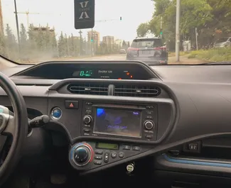 Двигатель Бензин 1,5 л. – Арендуйте Toyota Prius C в Тбилиси.