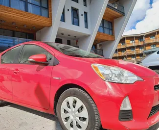 Frontvisning av en leiebil Toyota Prius C i Tbilisi, Georgia ✓ Bil #9232. ✓ Automatisk TM ✓ 0 anmeldelser.