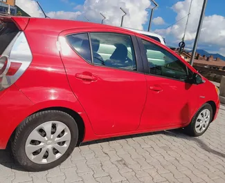 Toyota Prius C 2014 automobilio nuoma Gruzijoje, savybės ✓ Benzinas degalai ir 99 arklio galios ➤ Nuo 78 GEL per dieną.