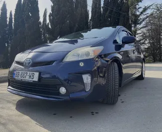 Najem avtomobila Toyota Prius 2012 v v Gruziji, z značilnostmi ✓ gorivo Hibridni in 98 konjskih moči ➤ Od 81 GEL na dan.