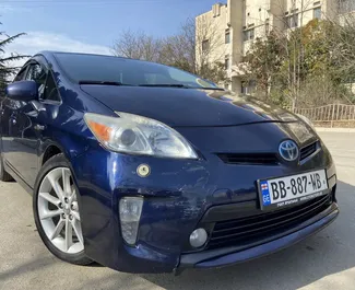 Sprednji pogled najetega avtomobila Toyota Prius v v Tbilisiju, Georgia ✓ Avtomobil #8686. ✓ Menjalnik Samodejno TM ✓ Mnenja 0.