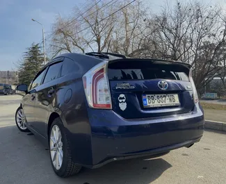 Notranjost Toyota Prius za najem v v Gruziji. Odličen avtomobil s 4 sedeži in Samodejno menjalnikom.