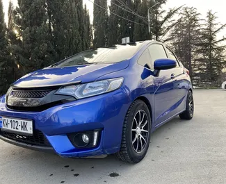 Přední pohled na pronájem Honda Fit v Tbilisi, Georgia ✓ Auto č. 8687. ✓ Převodovka Automatické TM ✓ Recenze 0.