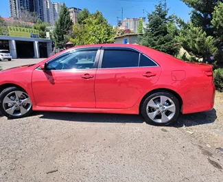 Toyota Camry 2014 autóbérlés Grúziában, jellemzők ✓ Benzin üzemanyag és 268 lóerő ➤ Napi 126 GEL-tól kezdődően.