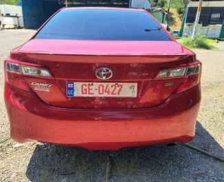 A Toyota Camry beltere bérlésre Grúziában. Nagyszerű 5-üléses autó Automatikus váltóval.