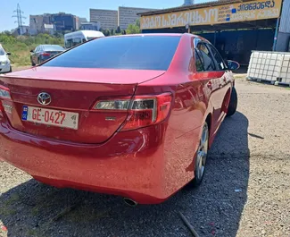 محرك البنزين بسعة 3,5 لتر لسيارة Toyota Camry 2014 للإيجار في في تبليسي.