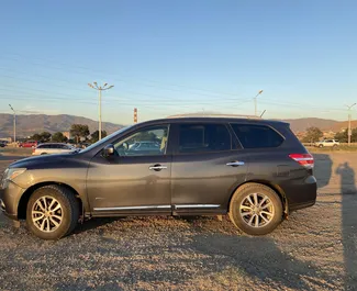 Aluguel de carro Nissan Pathfinder 2014 na Geórgia, com ✓ combustível Gasolina e 250 cavalos de potência ➤ A partir de 168 GEL por dia.