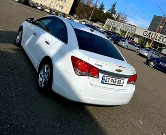 Chevrolet Cruze vuokraus. Mukavuus auto vuokrattavana Georgiassa ✓ Vakuusmaksu 300 GEL ✓ Vakuutusvaihtoehdot: FDW, Nuori.