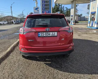 Interior do Toyota Rav4 para aluguer na Geórgia. Um excelente carro de 5 lugares com transmissão Automático.