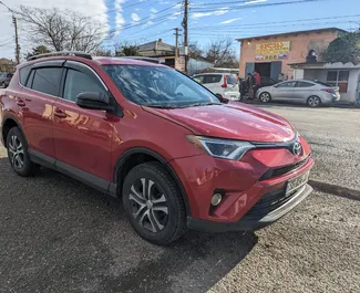 Vista frontal de um aluguel Toyota Rav4 em Tbilisi, Geórgia ✓ Carro #8692. ✓ Transmissão Automático TM ✓ 0 avaliações.