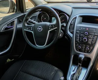 Pronájem Opel Astra Sedan. Auto typu Ekonomická, Komfort k pronájmu v Arménii ✓ Bez zálohy ✓ Možnosti pojištění: TPL, CDW, SCDW, FDW, Cestující, Krádež.