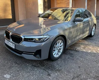 Sprednji pogled najetega avtomobila BMW 520d v v Kaliningradu, Rusija ✓ Avtomobil #8974. ✓ Menjalnik Samodejno TM ✓ Mnenja 0.