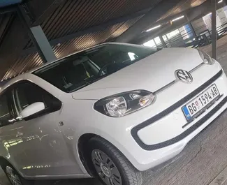 Přední pohled na pronájem Volkswagen Up na bělehradském letišti, Srbsko ✓ Auto č. 8370. ✓ Převodovka Manuální TM ✓ Recenze 0.