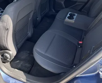 Interior de Ford Focus para alquilar en Serbia. Un gran coche de 5 plazas con transmisión Automático.