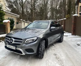 Sprednji pogled najetega avtomobila Mercedes-Benz GLC-Class v v Kaliningradu, Rusija ✓ Avtomobil #8979. ✓ Menjalnik Samodejno TM ✓ Mnenja 0.