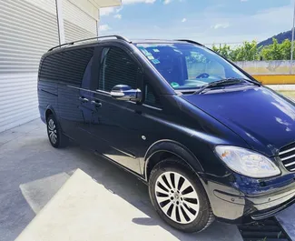 Sprednji pogled najetega avtomobila Mercedes-Benz Viano v na letališču Tirana, Albanija ✓ Avtomobil #9249. ✓ Menjalnik Samodejno TM ✓ Mnenja 0.