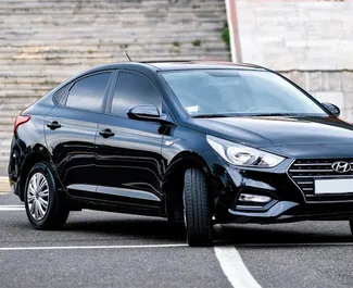 Vista frontal de um aluguel Hyundai Solaris em Yerevan, Arménia ✓ Carro #9064. ✓ Transmissão Automático TM ✓ 3 avaliações.