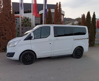 Frontvisning af en udlejnings Ford Tourneo Custom i Tirana, Albanien ✓ Bil #9033. ✓ Automatisk TM ✓ 0 anmeldelser.