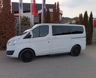 Frontvisning av en leiebil Ford Tourneo Custom i Tirana, Albania ✓ Bil #9033. ✓ Automatisk TM ✓ 0 anmeldelser.