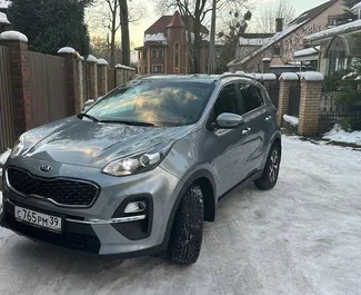 Sprednji pogled najetega avtomobila Kia Sportage v v Kaliningradu, Rusija ✓ Avtomobil #8983. ✓ Menjalnik Samodejno TM ✓ Mnenja 0.