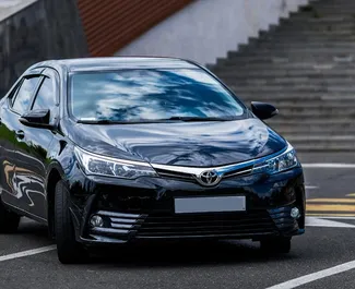 Vista frontal de um aluguel Toyota Corolla Sedan em Yerevan, Arménia ✓ Carro #9067. ✓ Transmissão Automático TM ✓ 0 avaliações.