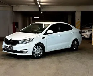 Frontvisning av en leiebil Kia Rio i Baku, Aserbajdsjan ✓ Bil #9075. ✓ Automatisk TM ✓ 0 anmeldelser.