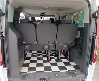 Ford Tourneo Custom 2014 mit Antriebssystem Frontantrieb, verfügbar in Tirana.