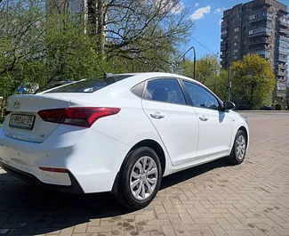 Hyundai Solaris 2018 autóbérlés Oroszországban, jellemzők ✓ Benzin üzemanyag és 123 lóerő ➤ Napi 2800 RUB-tól kezdődően.