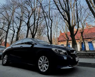 Vista frontal de un Mercedes-Benz CLA200 de alquiler en Kaliningrado, Rusia ✓ Coche n.º 8978. ✓ Automático TM ✓ 0 opiniones.