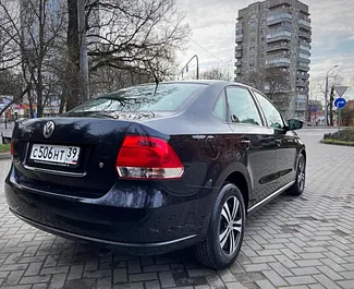 Ενοικίαση αυτοκινήτου Volkswagen Polo Sedan 2013 στη Ρωσία, περιλαμβάνει ✓ καύσιμο Βενζίνη και 105 ίππους ➤ Από 2500 RUB ανά ημέρα.